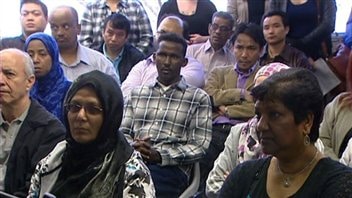 Des immigrants témoignent des défis et des opportunités que représente l'immigration lors d’une assemblée communautaire fransaskoise à Saskatoon, en mars 2013.