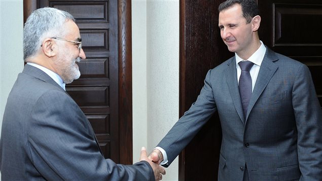 الرئيس السوري بشار الأسد مصافحاً رئيس لجنة الأمن القومي والسياسة الخارجية في البرلمان الإيراني علاء الدين بروجردي في دمشق في 26 آب (أغسطس) 2012.