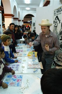 El Fandanguito es una nueva interpretación del juego tradicional mexicano de lotería. Los motivos tradicionales como la sirena, el tambor, y el barril han sido cambiados por sesenta grabados, hechos especialmente por Alec Dempster, que representan el repertorio tradicional de sones jarochos.