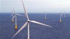 Dans cette image datant de 2004 fournie par Vestas, on aperçoit des turbines plantées en mer, au large de North Hoyle à Wales, au Royaume-Uni.