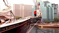 On hisse les drapeaux sur le Bluenose II, le 13 juin dans le port d'Halifax avant l'ouverture du sommet du G7.