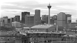 Aujourd'hui on vient de partout pour travailler à Calgary, même des autres provinces canadiennes. Vue du centre-ville et de la Tour Husky telle que vue en 1981.