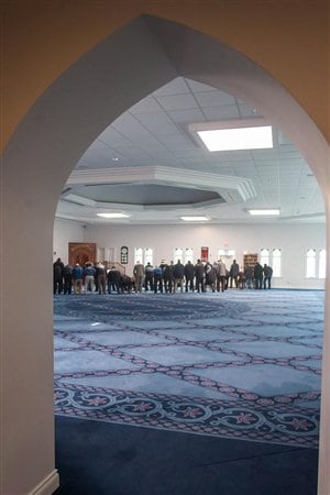 Musulmanes rezando en la sala principal de oración de la mezquita de London, Ontario, el martes 2 de abril del 2013.