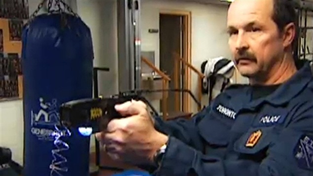 Un agente de policía en un ejercicio de utilización de una pistola de electrochoque más conocida como