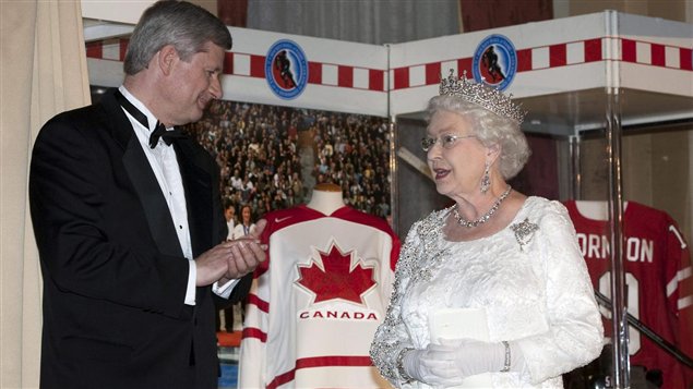 En la foto, tomada el 5 de julio del 2010, el primer ministro de Canadá, Stephen Harper, en compañía de la reina Elizabeth II.