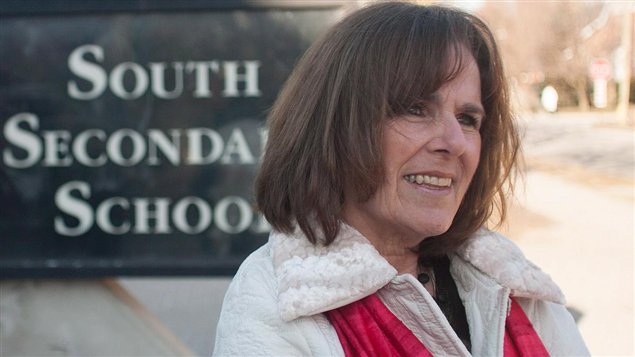 Barb Sonier, superintendente de educación, cuando hablaba sobre los dos jóvenes frente a la sede del London South Collegiate Institute. Ella era la rectora del colegio cuando ellos eran estudiantes.