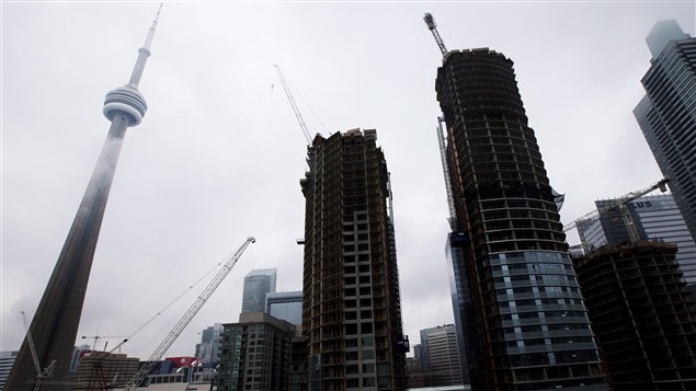 Les grues de construction pullulent à Toronto, malgré le ralentissement économique. 27 août 2012.