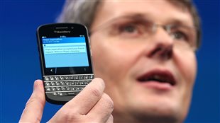 Le BlackBerry 10 avec clavier présenté par le PDG de l'entreprise, Thorsten Heins