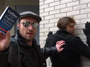 Un police de la langue (fictive), aux méthodes expéditives.