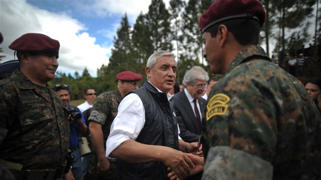 El presidente de Guatemala, el ex general Otto Pérez Molina junto a tropas kaibiles