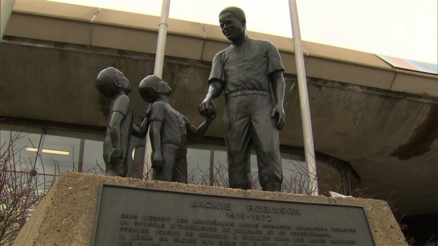 À l’entrée du Stade olympique, le public peut admirer une statue de Jackie Robinson.