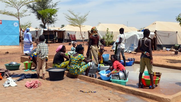Des personnes déplacées par la guerre au Mali dans un camp de Sévaré