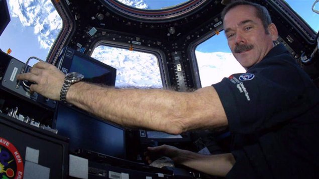 Chris Hadfield prend les commandes de la Station spatiale internationale pour un séjour à bord du vaste laboratoire scientifique orbital du 19 décembre 2012 au 13 mai 2013 et il devient le premier commandant canadien de l'ISS