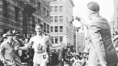 G�rard C�t� franchit la ligne d�arriv�e au marathon de Boston, en 1940 / � Universit� de Sherbrooke, Archives G�rard C�t�, Jazzeur, Wikip�dia