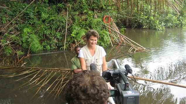 L'équipe de tournage de Radio-Canada dans le parc Loango au Gabon, où les Chinois faisaient de l'exploration pétrolière en dynamitant dans des marécages.