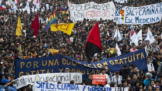 Manifestation pour la gratuité scolaire dans les rues de Santiago, au Chili, le 11 avril 2013