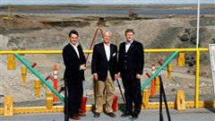 Le premier ministre Stephen Harper à droite , le ministre des Affaires indiennes et du Nord Jim Prentice à gauche et Peter Gillin de Tahera Diamond lors de l’ouverture officielle de la mine de diamant Jericho en août 2006 au Nunavut. Shear Diamonds a acheté la mine en 2010 après la faillite de Tahera.