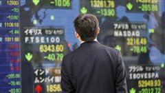 Un homme à la Bourse de Tokyo mardi 