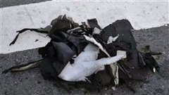 Restos de una mochila negra que podría haber servido para transportar una de las bombas.
