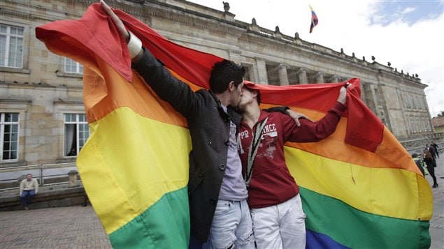 Dos homosexuales se besan frente a la sede del Congreso de Colombia. 