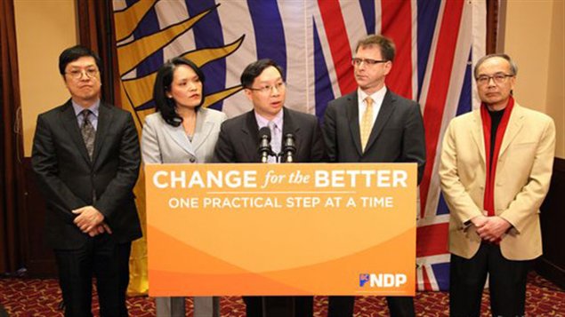 BC省新民主党华裔候选人(中为黄运荣) 和党领袖Adrian Dix。