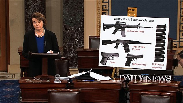 La sénatrice démocrate Dianne Feinstein parlant du contrôle des armes.