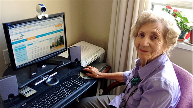 Bertha Kronenberg est l'un de ces ainés canadiens parmi un nombre croissant qui se tournent vers les ordinateurs et les médias sociaux pour rester connectés avec le monde qui les entoure.