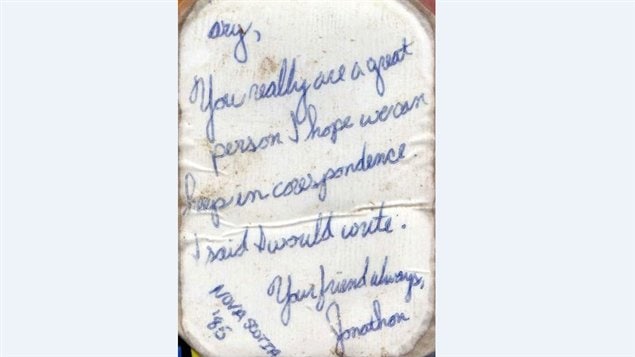 La lettre retrouvée dans une bouteille par la surfeuse Matea Rezik en Croatie.