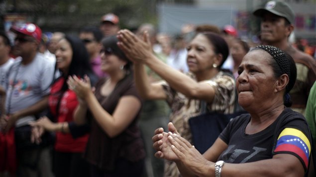 Partidarios del nuevo presidente de Venezuela manifiestan su apoyo a los resultados electorales.