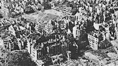 Varsovie d�vast�e, apr�s la guerre, en 1945 / � Stanislaw Jankowski, Adolf Ciborowski, Wikip�dia