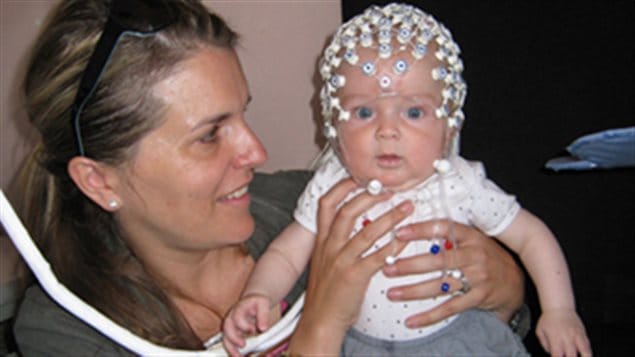 Bebé de 5 meses participó en un estudio sobre la conciencia con su madre. 