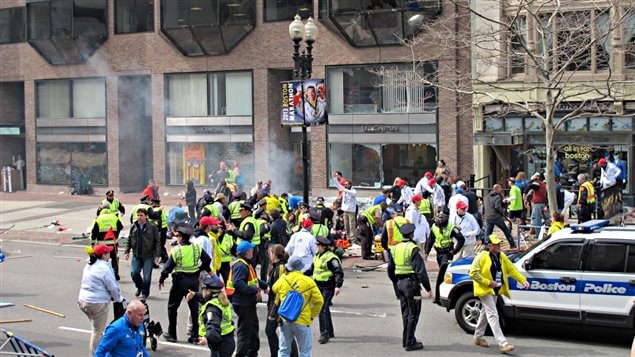Atención de heridos y confusión justo después de la explosión de la primera bomba en Boston.