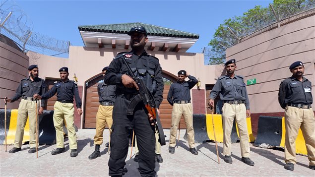Policías al exterior de la residencia del ex presidente Pervez Musharraf