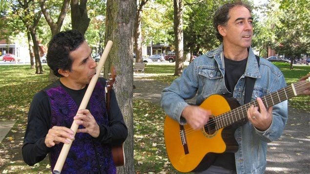 Los creadores de "A La Vino Tinto" un grupo musical que acaba de lanzar su último disco, un verdadero homenaje al multiculturalismo, que incluye temas en tres idiomas. 