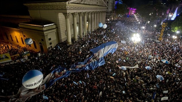 Imagen de las marcha en la capital, Buenos Aires. Además de reforma judicial, varios grupos de manifestantes protestaron contra la inflación, los crímenes violentos y la corrupción.  