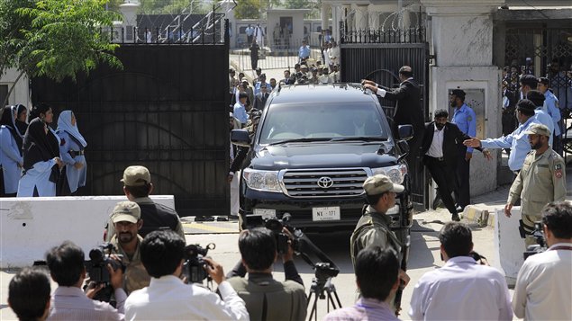 El ex presidente Pervez Musharraf se escapa con sus guardaespaldas en una camioneta negra