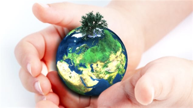 terre_planete_main_enfant