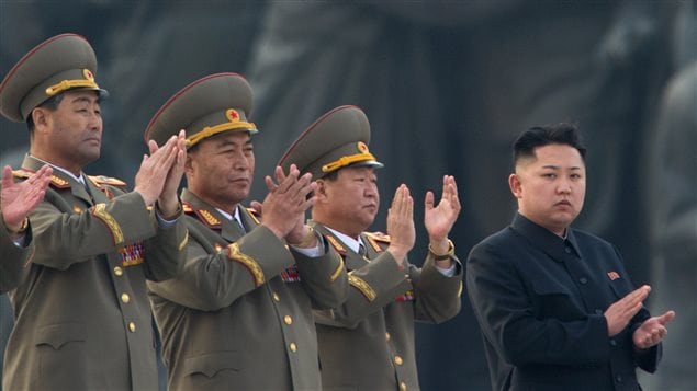 Le chef d'État nord-coréen Kim Jong-Un applaudit lors du dévoilement de statues représentant les anciens dirigeants Kim Il-Sung et Kim Jong-Il.  