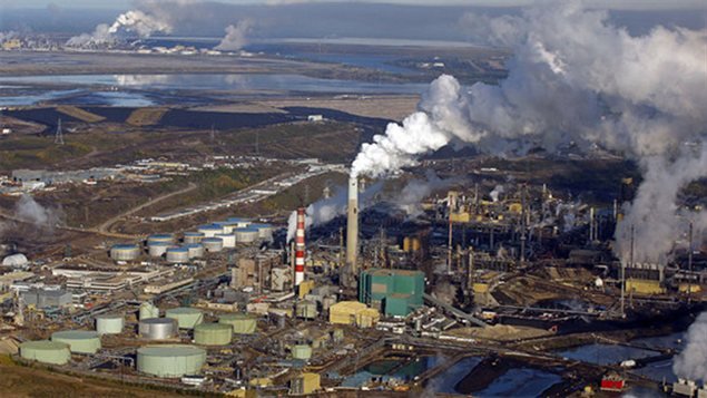 منشآت لاستخراج النفط من الرمال الزفتية في فورت ماكموري في شمال شرق مقاطعة ألبرتا في غرب كندا (أرشيف).