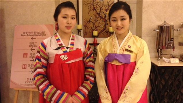 Deux employées nord-coréennes de l'hôtel. Elles portent le « hanbok », l'habit traditionnel coréen. 