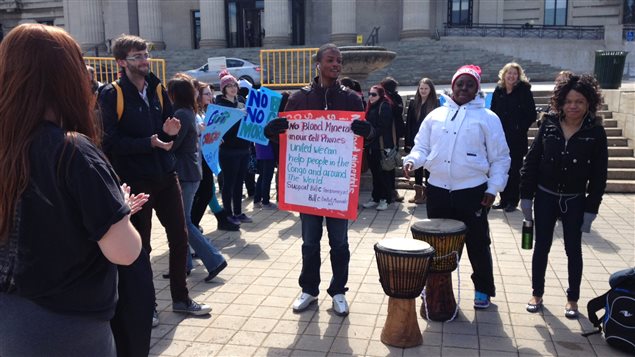Des élèves du secondaire manifestent devant le palais législatif du Manitoba à Winnipeg pour s'opposer à l'exploitation du coltan par des minières canadiennes en République démocratique du Congo, le 22 avril 2013.