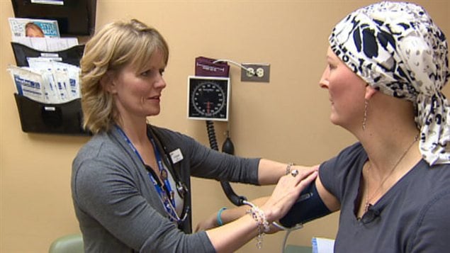 Une intervenante de la santé au Canada accompagne une Canadienne durant son combat en ce moment contre le cancer du sein. 
