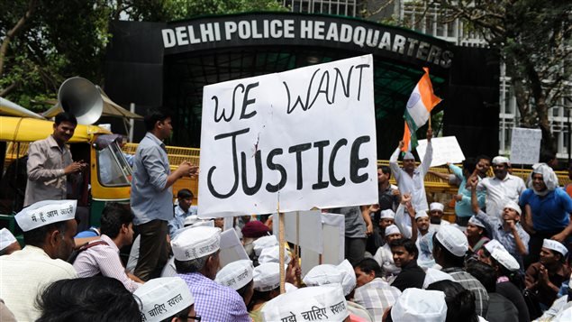 Manifestantes inconformes con el trabajo de la polcía manifiestan ante el cuartel general de la policía en Nueva Delhi