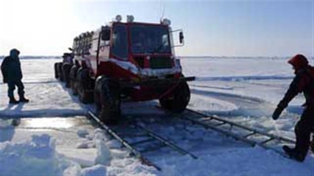 Un des camions amphibies de l'expédition en route de la Sibérie vers Resolute au Nunavut