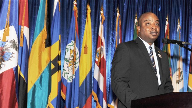 El ministro haitiano de Relaciones Exteriores Pierre-Richard Casimir da la bienvenida a los líderes de las naciones latinoamericanas y caribeñas durante la inauguración de la quinta cumbre de la Asociación de Estados del Caribe, AEC, en Puerto Príncipe.