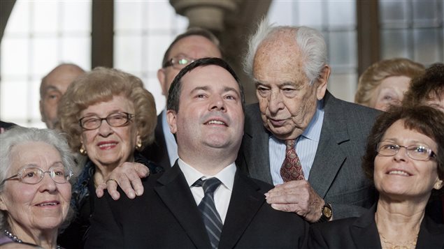 Walter Absil, un survivant de l'Holocauste, pose avec le ministre Jason Kenney à Ottawa pour l'annonce d'un nouveau monument commémoratif de la Shoah.