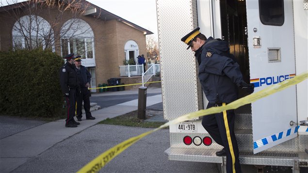 Des policiers montent la garde devant le domicile de l'accusé Raed Jaser dans l'est de Toronto.