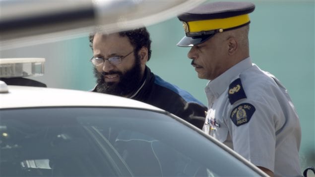 L'accusé de Montréal, Chiheb Esseghaier, à son arrivée à l'aéroport Buttonville au nord de Toronto, le 23 avril 2013
