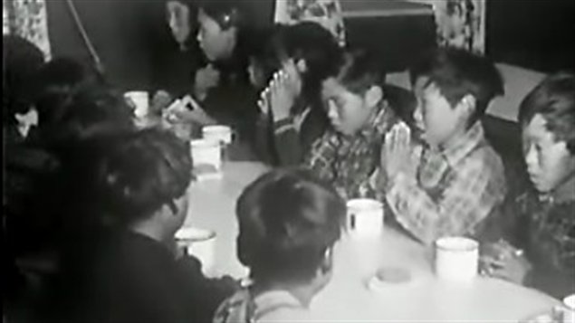 加拿大历史早期土著人寄宿学校儿童们在用餐。