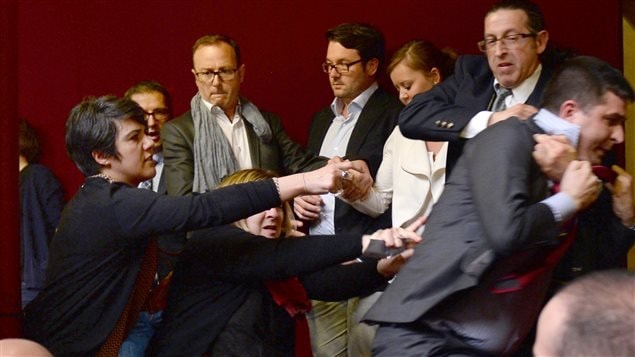 Un militante opositor al matrimonio gay es expulsado de las tribunas de la Asamblea Nacional francesa